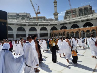 Dünyanın farklı ülkelerinden hacılar gün boyunca Mekke 'deki Mescidi Haram' ın avlusunda Tawaf yapıyorlar..