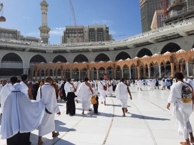 Dünyanın farklı ülkelerinden hacılar gün boyunca Mekke 'deki Mescidi Haram' ın avlusunda Tawaf yapıyorlar..