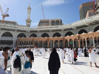 Dünyanın farklı ülkelerinden hacılar gün boyunca Mekke 'deki Mescidi Haram' ın avlusunda Tawaf yapıyorlar..