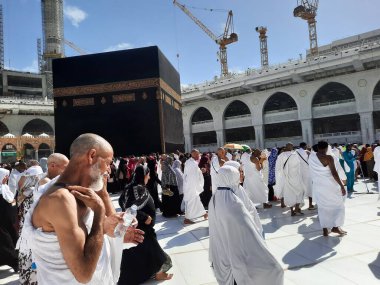 Dünyanın farklı ülkelerinden hacılar gün boyunca Mekke 'deki Mescidi Haram' ın avlusunda Tawaf yapıyorlar..