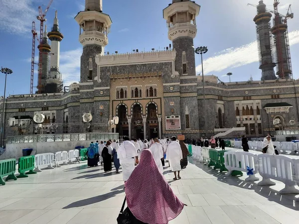 Dünyanın Farklı Ülkelerinden Hacılar Mescid Haram Bab Fahd Dan Girip — Stok fotoğraf