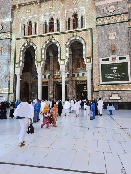 Peregrinos Diferentes Países Del Mundo Entran Masjid Haram Desde Bab — Foto de Stock