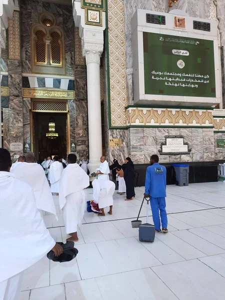 来自世界各国的朝圣者从Bab Fahd进入圣城清真寺 在麦加Masjid Haram表演Umrah — 图库照片
