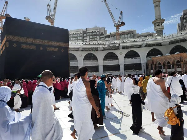 stock image Pilgrims from different countries of the world are performing Tawaf in the courtyard of Masjid al-Haram in Mecca during the day.