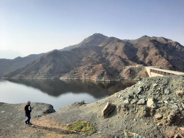 El Bahah, Suudi Arabistan 'daki Wadi Qanuna Barajı' nın güzel gündüz manzarası. Barajın suyu ve etrafındaki tepeler gün ışığında çok güzel bir manzara sunuyor..