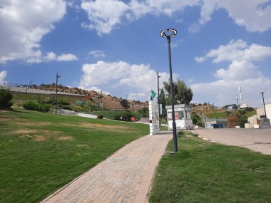 Suudi Arabistan 'daki Prens Hussam Parkı' nın güzel gündüz manzarası. Çimenler ve yeşil tepeler görünür.