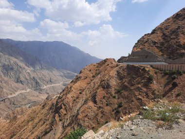 Gündüz Suudi Arabistan 'daki Al Bahah' ın dağ yolunun güzel bir manzarası. Bu yol yüksek dağların arasında yükseliyor..