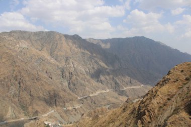 Gündüz Suudi Arabistan 'daki Al Bahah' ın dağ yolunun güzel bir manzarası. Bu yol yüksek dağların arasında yükseliyor..