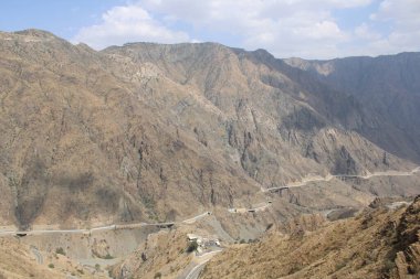 Gündüz Suudi Arabistan 'daki Al Bahah' ın dağ yolunun güzel bir manzarası. Bu yol yüksek dağların arasında yükseliyor..