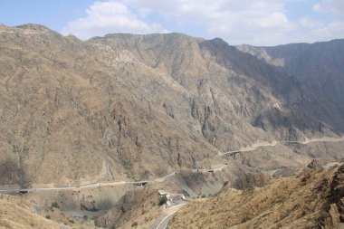 Gündüz Suudi Arabistan 'daki Al Bahah' ın dağ yolunun güzel bir manzarası. Bu yol yüksek dağların arasında yükseliyor..