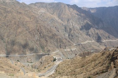 Gündüz Suudi Arabistan 'daki Al Bahah' ın dağ yolunun güzel bir manzarası. Bu yol yüksek dağların arasında yükseliyor..