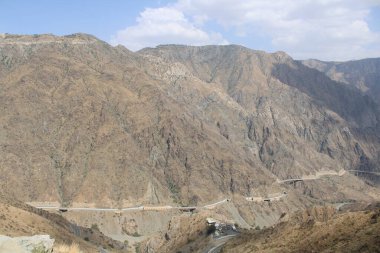 Gündüz Suudi Arabistan 'daki Al Bahah' ın dağ yolunun güzel bir manzarası. Bu yol yüksek dağların arasında yükseliyor..