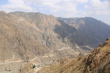 Gündüz Suudi Arabistan 'daki Al Bahah' ın dağ yolunun güzel bir manzarası. Bu yol yüksek dağların arasında yükseliyor..