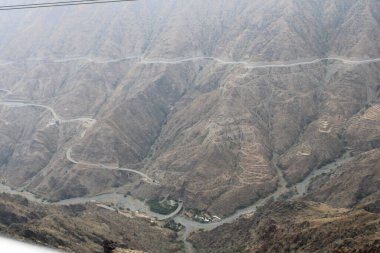 Gündüz Suudi Arabistan 'daki Al Bahah' ın dağ yolunun güzel bir manzarası. Bu yol yüksek dağların arasında yükseliyor..