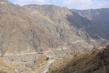 Gündüz Suudi Arabistan 'daki Al Bahah' ın dağ yolunun güzel bir manzarası. Bu yol yüksek dağların arasında yükseliyor..