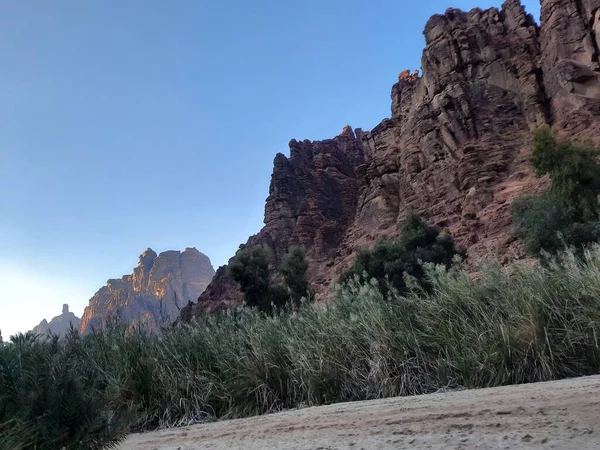 Suudi Arabistan Tabuk 'taki Wadi Al Disah' ın güzel gündüz manzarası. Vadinin eski dağları ve yeşillikleri görünür..