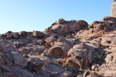  Suudi Arabistan 'ın Tabuk kentindeki Split Kayası' na komşu dağlık bölgede güzel bir gündüz manzarası..