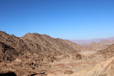  Suudi Arabistan 'ın Tabuk kentindeki Split Kayası' na komşu dağlık bölgede güzel bir gündüz manzarası..