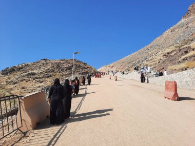 Dünyanın her yerinden hacılar Mekke 'deki Al Noor dağının tepesindeki Hira mağarasını ziyaret edecekler..