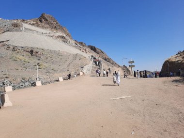 Dünyanın her yerinden hacılar Mekke 'deki Al Noor dağının tepesindeki Hira mağarasını ziyaret edecekler..