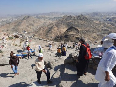Dünyanın her yerinden hacılar Mekke 'deki Al Noor dağının tepesindeki Hira mağarasını ziyaret edecekler..