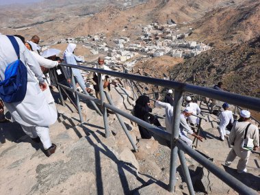 Dünyanın her yerinden hacılar Mekke 'deki Al Noor dağının tepesindeki Hira mağarasını ziyaret edecekler..