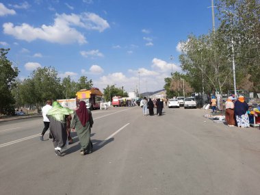 Dünyanın farklı ülkelerinden gelen hacılar Arafat Dağı 'na (Jabal Al Rahma) gidecekler..