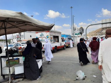 Dünyanın farklı ülkelerinden gelen hacılar Arafat Dağı 'na (Jabal Al Rahma) gidecekler..