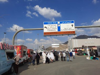Dünyanın farklı ülkelerinden gelen hacılar Arafat Dağı 'na (Jabal Al Rahma) gidecekler..