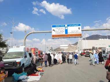 Dünyanın farklı ülkelerinden gelen hacılar Arafat Dağı 'na (Jabal Al Rahma) gidecekler..