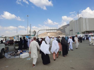 Dünyanın farklı ülkelerinden gelen hacılar Arafat Dağı 'na (Jabal Al Rahma) gidecekler..