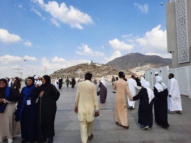 Dünyanın farklı ülkelerinden gelen hacılar Arafat Dağı 'na (Jabal Al Rahma) gidecekler..