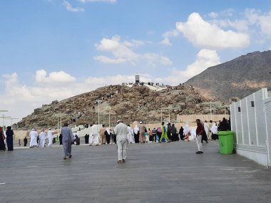 Dünyanın farklı ülkelerinden gelen hacılar Arafat Dağı 'na (Jabal Al Rahma) gidecekler..
