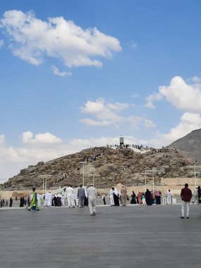 Dünyanın farklı ülkelerinden gelen hacılar Arafat Dağı 'na (Jabal Al Rahma) gidecekler..