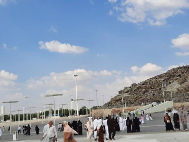 Dünyanın farklı ülkelerinden gelen hacılar Arafat Dağı 'na (Jabal Al Rahma) gidecekler..