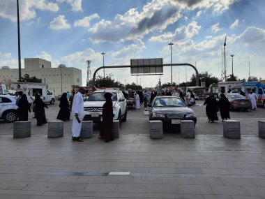 Dünyanın farklı ülkelerinden gelen hacılar Arafat Dağı 'na (Jabal Al Rahma) gidecekler..