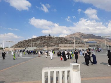 Dünyanın farklı ülkelerinden gelen hacılar Arafat Dağı 'na (Jabal Al Rahma) gidecekler..