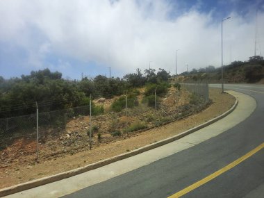 Suudi Arabistan 'da yaz mevsiminde Abha' nın nefes kesici doğal güzelliği. Yüksek dağlar, yeşillik, alçak bulutlar ve sis Abha 'nın güzelliğidir..