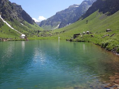 Domel 'deki Gökkuşağı Gölü' nün güzel gündüz manzarası. Gökkuşağı Gölü yemyeşil dağlarla çevrili güzel bir göldür. Gökkuşağı Gölü, Pakistan 'ın Gilgit Baltistan şehrinde, Astore Bölgesi' nin Minimarg Vadisi 'nden uzakta, Domel adında bir köyün yakınında yer alıyor..