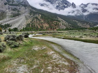 Pakistan, Skardu 'daki Basho Vadisi' nin güzel, görkemli manzarası. Basho Vadisi dağların zirvesinde yer almaktadır. Basho Vadisi doğal güzelliği ve manzarası ile ünlüdür..