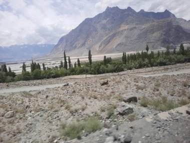 Pakistan, Gilgit-Baltistan 'daki Shigar Vadisi' nin nefes kesici doğal güzelliği. Shigar Vadisi yüksek dağları ve doğal güzelliği ile ünlüdür..