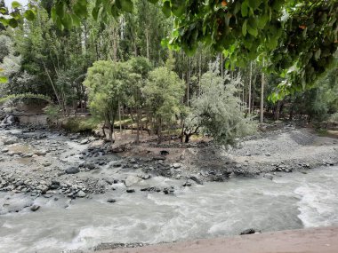 Pakistan, Gilgit-Baltistan 'daki Shigar Vadisi' nin nefes kesici doğal güzelliği. Shigar Vadisi yüksek dağları ve doğal güzelliği ile ünlüdür.. 