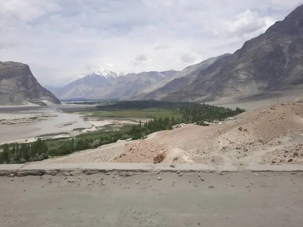 stock image The breathtaking natural beauty of the Shigar Valley in Gilgit-Baltistan, Pakistan. The Shigar Valley is famous for its high mountains and natural beauty.