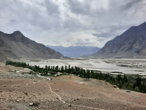 stock image The breathtaking natural beauty of the Shigar Valley in Gilgit-Baltistan, Pakistan. The Shigar Valley is famous for its high mountains and natural beauty. 