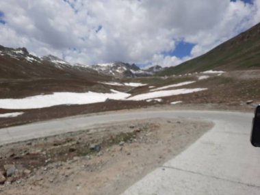 Gilgit-Baltistan 'daki Burzil Geçidi' nin güzel bir manzarası. Burzil Geçidi Pakistan 'ın Gilgit-Baltistan bölgesinde yüksek bir dağ geçididir..