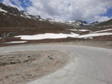 Gilgit-Baltistan 'daki Burzil Geçidi' nin güzel bir manzarası. Burzil Geçidi Pakistan 'ın Gilgit-Baltistan bölgesinde yüksek bir dağ geçididir..