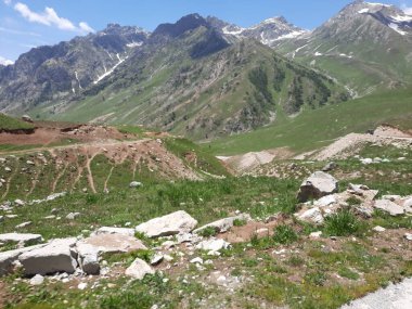Gilgit-Baltistan 'daki Burzil Geçidi' nin güzel bir manzarası. Burzil Geçidi Pakistan 'ın Gilgit-Baltistan bölgesinde yüksek bir dağ geçididir.. 