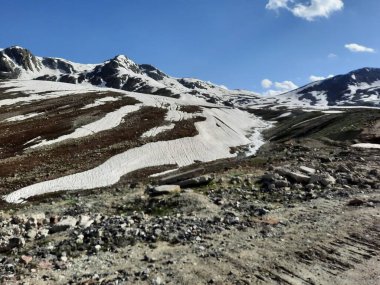 Gilgit-Baltistan 'daki Burzil Geçidi' nin güzel bir manzarası. Burzil Geçidi Pakistan 'ın Gilgit-Baltistan bölgesinde yüksek bir dağ geçididir..