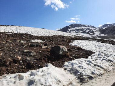 Gilgit-Baltistan 'daki Burzil Geçidi' nin güzel bir manzarası. Burzil Geçidi Pakistan 'ın Gilgit-Baltistan bölgesinde yüksek bir dağ geçididir..