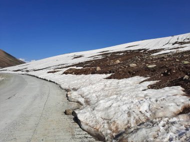 Gilgit-Baltistan 'daki Burzil Geçidi' nin güzel bir manzarası. Burzil Geçidi Pakistan 'ın Gilgit-Baltistan bölgesinde yüksek bir dağ geçididir..